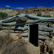 Old building of the Wolfe Ranch close to the trailhead to the Delicate Arch